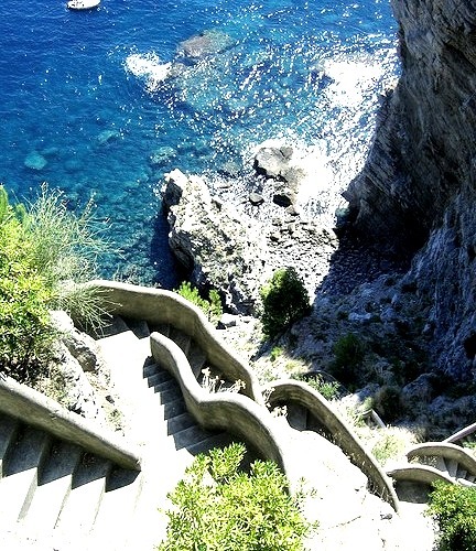 visitheworld:Going down to the beach, Costa Amalfitana, Italy